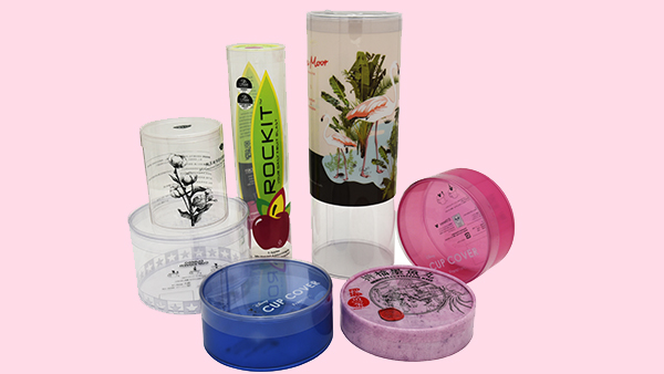 化妝品包裝盒放置在商店柜臺(tái)旁、家里的廚房或會(huì)議期間的桌面上